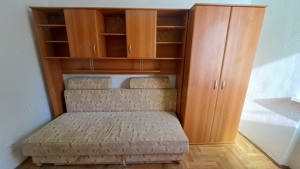 Mobilier cu o canapea extensibila