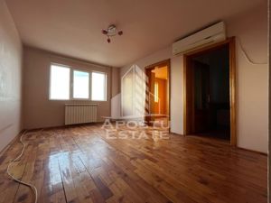 Apartament cu 3 camere, semidecomandat, etaj intermediar,zona Sagului - imagine 3