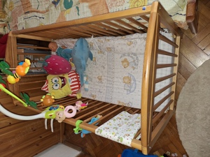 Patut bebe lemn masiv cu saltea in stare foarte buna