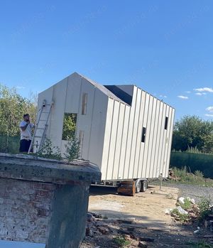 Căsuța modulară pe roți Tiny House la rosu