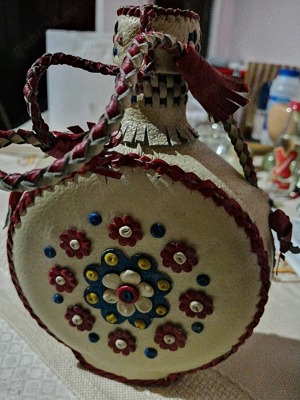 Plosca din porțelan îmbrăcată în piele. 