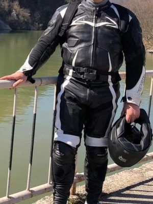 Vând Costum moto Marimea 58 pret 450 ron neg 