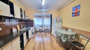 Apartament cu 3 camere, decomandat, centrala proprie, zona Lipovei