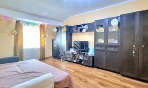 Apartament cu 3 camere, decomandat, centrala proprie, zona Lipovei - imagine 2