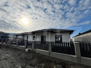 Casa de vanzare, 4 camere, 137 mp, cu teren de 7,2 ari, zona-Aerodrom Unirea