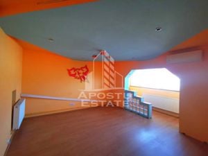 Apartament cu 3 camere, decomandat, 2 balcoane, 2 bai,etaj intermediar - imagine 3