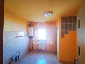 Apartament cu 3 camere, decomandat, 2 balcoane, 2 bai,etaj intermediar - imagine 2