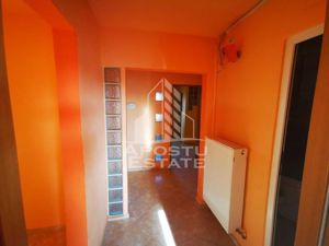 Apartament cu 3 camere, decomandat, 2 balcoane, 2 bai,etaj intermediar - imagine 4