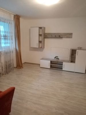 Închiriez apartament 