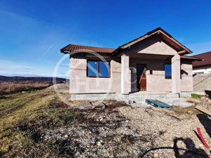 Casa la rosu de vanzare  cu 4 camere in Osorhei, Bihor