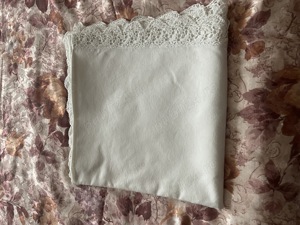 Fete de masă din damasc cu dantelă pe margini