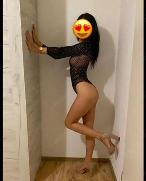 Bruneta Sexy deplasări la hotel  - imagine 3