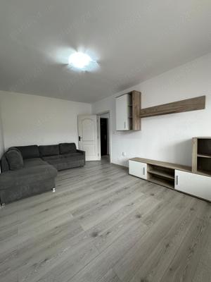 Apartament cu 3 camere, localizat în zona de jos a oraşului.