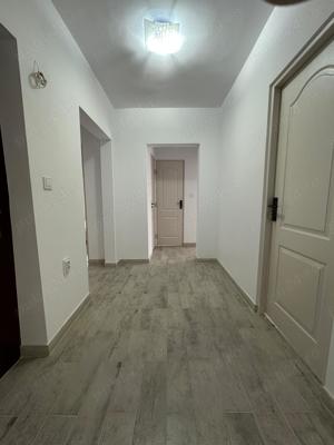 Apartament cu 3 camere, localizat în zona de jos a oraşului. - imagine 5