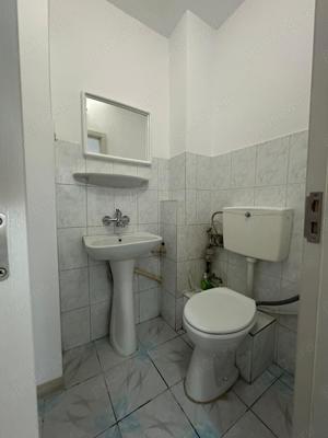 Apartament cu 3 camere, localizat în zona de jos a oraşului. - imagine 6