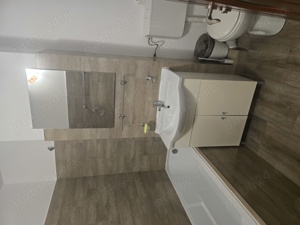 Închiriez apartament cu 2 camere ,decomandat,situat în zona Bazar Orizont ,pe strada Trandafirilor, - imagine 9