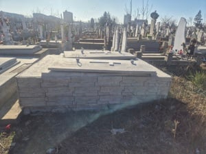 Vând 2 cavouri în cimitirul sf. GHEORGHE 