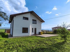 Casa individuala de vanzare cu vedere spre muntii Fagaras