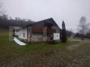 Casa cu 4 camere, 90 mp utili, 6300 mp teren, zona Mijloceni Bargaului