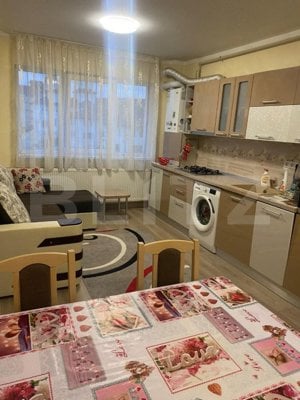 Apartament 3 camere cu balcon, etaj intermediar zona Petrom