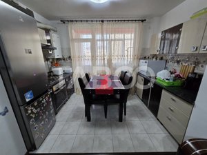 Apartament decomandat 3 camere 2 bai balcon etaj 1 Arhitectilor Sibiu - imagine 9