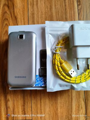 Telefon cu clapeta,ecran si butoane mari,meniu in ro. 