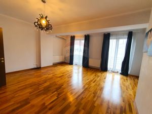 Apartament spatios cu 4 camere si garaj - imagine 2