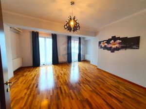 Apartament spatios cu 4 camere si garaj