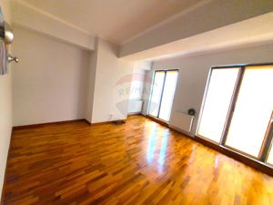 Apartament spatios cu 4 camere si garaj - imagine 3