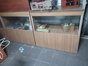 vând vitrine si rafturi pentru magazine. 