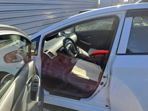 Toyota  Prius  hybrid. 2011 1,8 136 cp. 260 000 km. - imagine 3