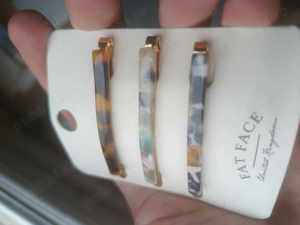 Cleme Par Resina Alligator Hair Clips Classic is a sophisticated style staple. 