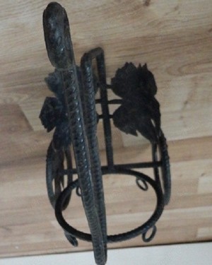 Suport fier forjat, pentru o sticla. - imagine 3