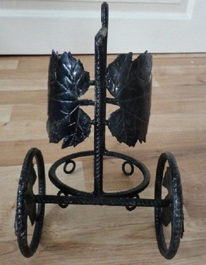 Suport fier forjat, pentru o sticla.