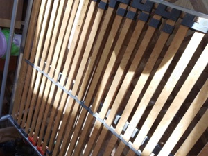 Urgent! Vând pat dublu 140x200 cm cu somiera rezistenta - imagine 2