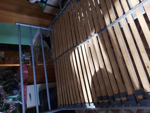 Vând pat dublu 140x200 cm cu somiera rezistenta