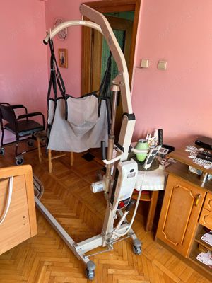 Dispozitiv electric pentru ridicarea persoanelor cu afectiuni motorii