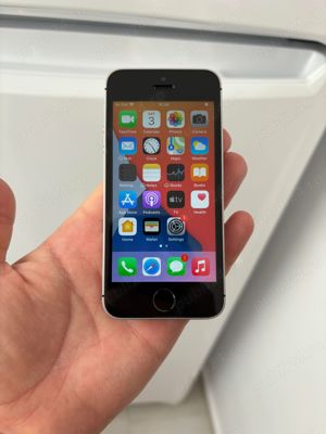 Iphone SE - prima generatie ( fizic arata foarte bine )