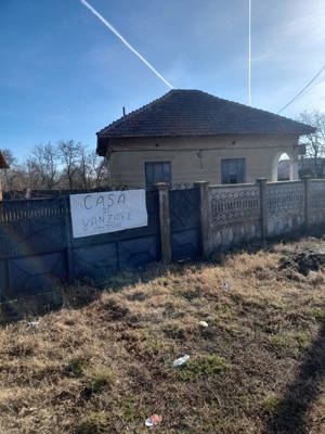 vand casa in amarasti sus. sat zvorsca pe strada principala 