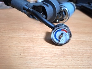 Compresor auto cu piston la 12 volti