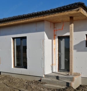 De vanzare jumatate de duplex cu 3 camere în Mosnita Veche, langa pădurea Bistra la 1 km distanta  - imagine 2