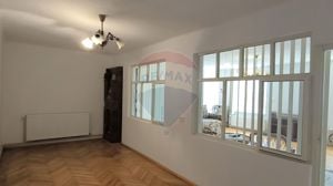 Apartament spațios într-o clădire istorică, zona centrală – Mediaș - imagine 5