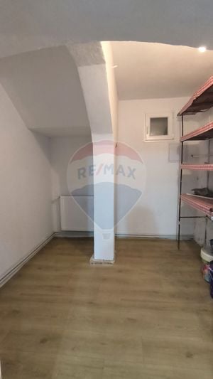 Apartament spațios într-o clădire istorică, zona centrală – Mediaș - imagine 11