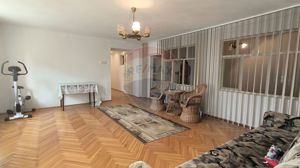 Apartament spațios într-o clădire istorică, zona centrală – Mediaș - imagine 2