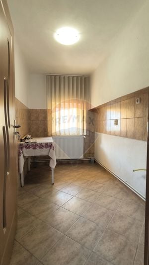 Apartament spațios într-o clădire istorică, zona centrală – Mediaș - imagine 14