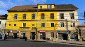 Apartament spațios într-o clădire istorică, zona centrală – Mediaș - imagine 17