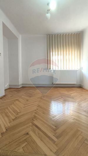 Apartament spațios într-o clădire istorică, zona centrală – Mediaș - imagine 13