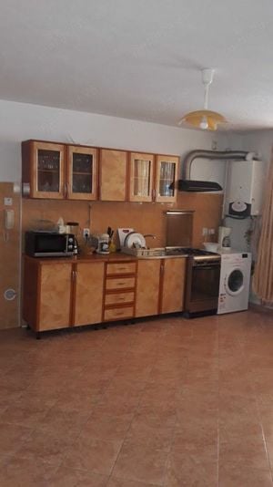 Închiriez apartament mobilat si utilat la demisol - imagine 2