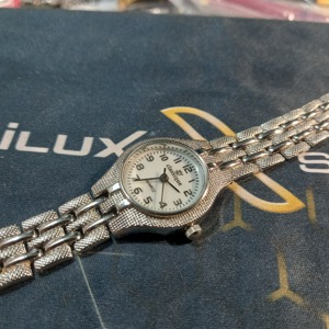 ceas damă fashion CLASSIQUE, păstrat ca nou, funcțional - imagine 3