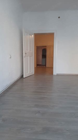 Vand apartament 3 camere la casa,zona centrala - imagine 4